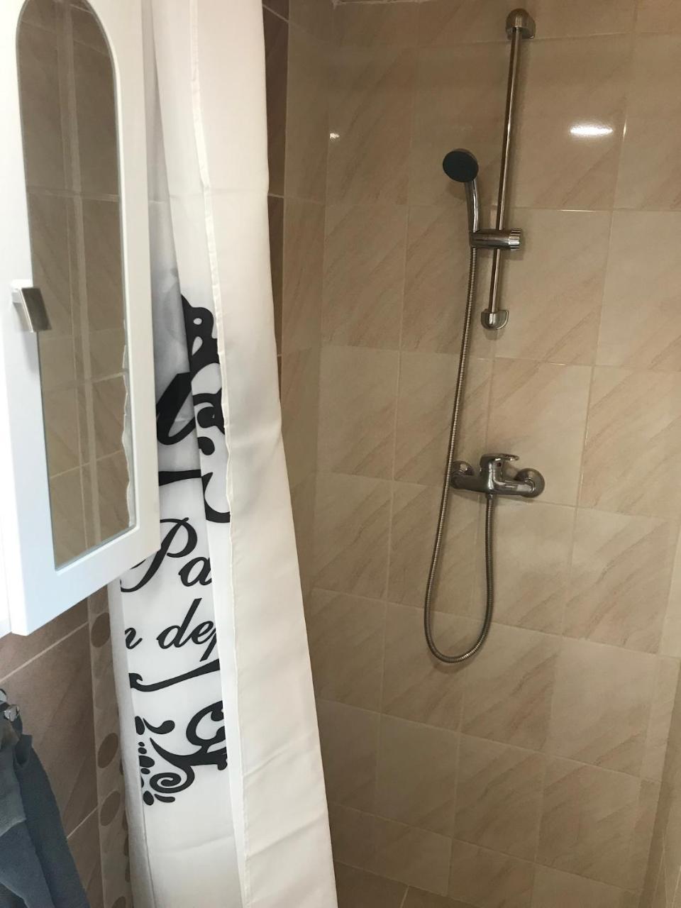Black & White Apartments - White Егер Екстериор снимка