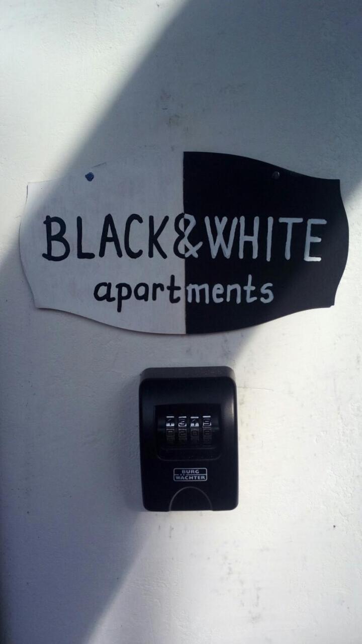 Black & White Apartments - White Егер Екстериор снимка