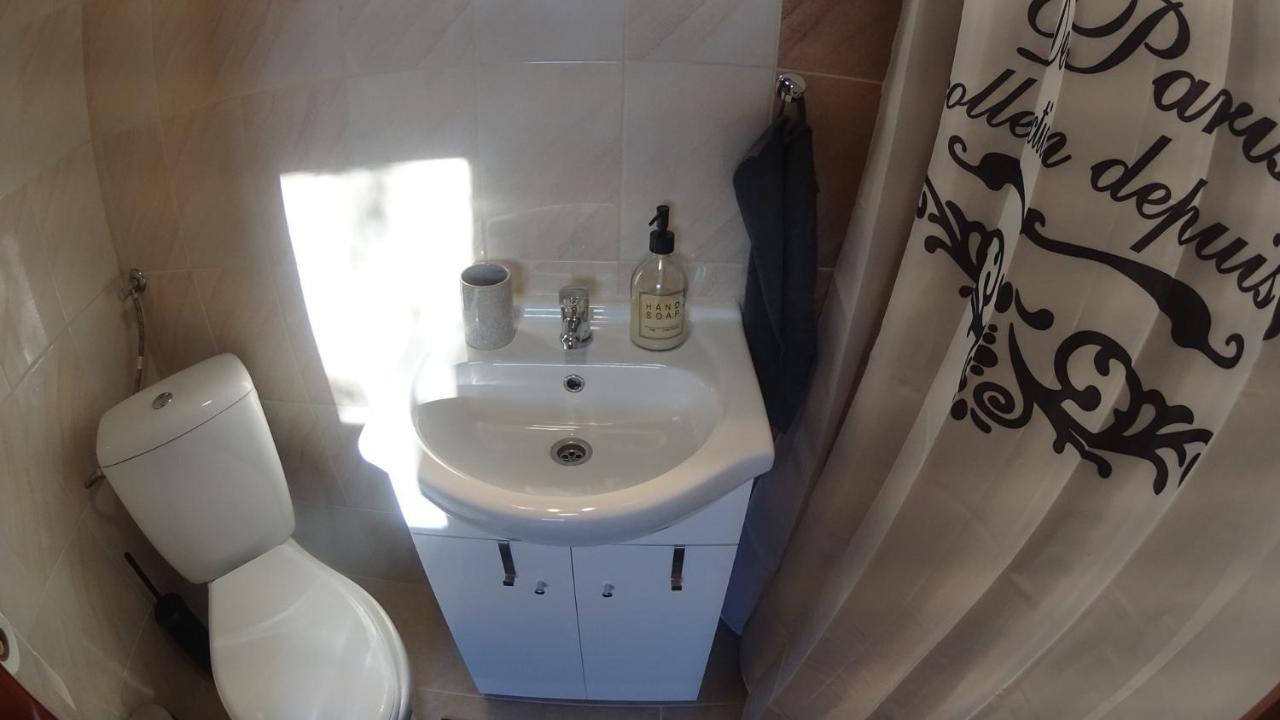 Black & White Apartments - White Егер Екстериор снимка